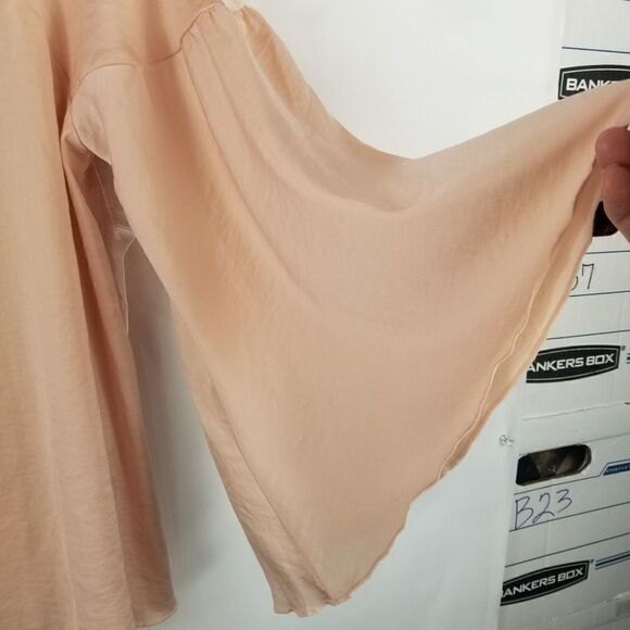 HINGE "DESIGNED IN SEATTLE" LIGHT PINK BELL SLEEVE - Picture 3 of 15